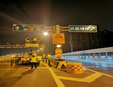 焦作郑州市北三环彩虹桥交通标志牌安装现场